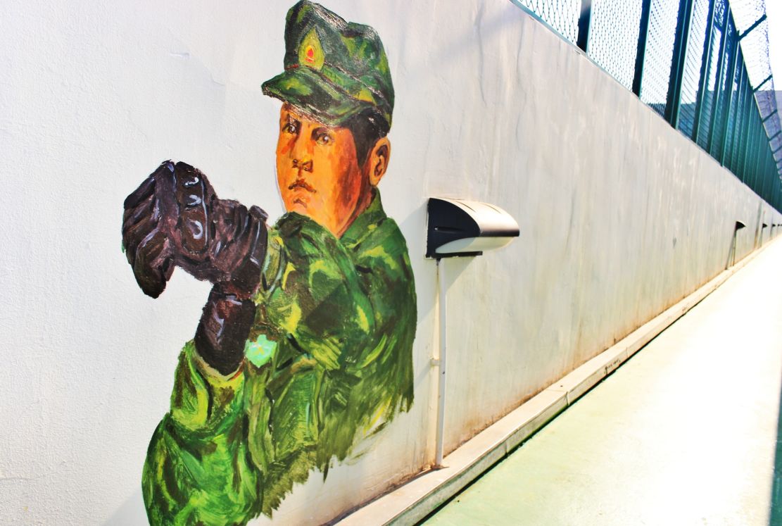 执勤点上的战地文化兵哥哥在高墙画画哨兵看了秒懂