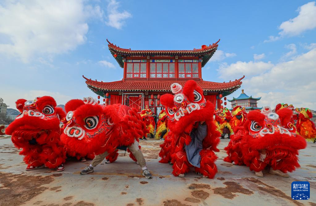 山东荣成舞龙舞狮迎新春