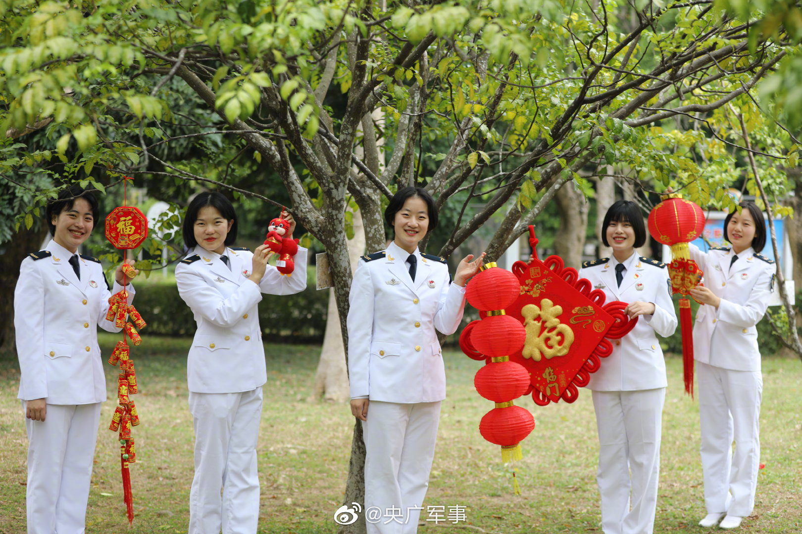 张灯结彩年味浓海军官兵开展迎新春活动
