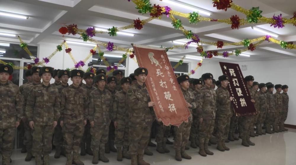 白老虎连官兵连线致敬英雄前辈虎年扬虎威