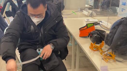 【工人日报记者的冬奥日记⑥】穿着“冰爪”去拍片