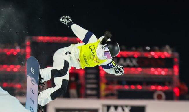 中国选手蔡雪桐、刘佳宇、邱冷晋级北京冬奥会单板滑雪女子U型场地技巧决赛