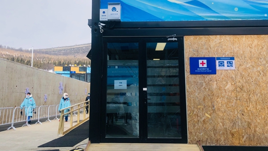 媒体记者意外摔伤，冬奥赛场上演暖心一幕