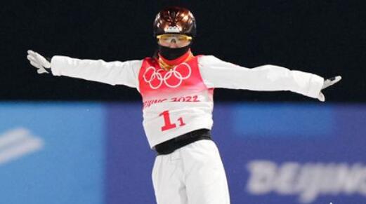 【冬奥进行时】中国队夺得北京冬奥会自由式滑雪空中技巧混合团体银牌