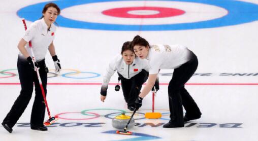北京冬奥会冰壶女团小组赛第3轮 中国队4-8不敌美国