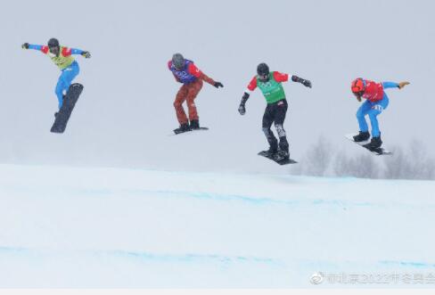 美国队获得单板滑雪障碍追逐混合团体赛金牌