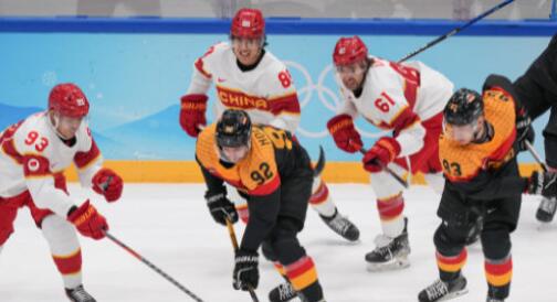 男子冰球小组赛：中国队打入男子冰球队冬奥会上的首粒进球