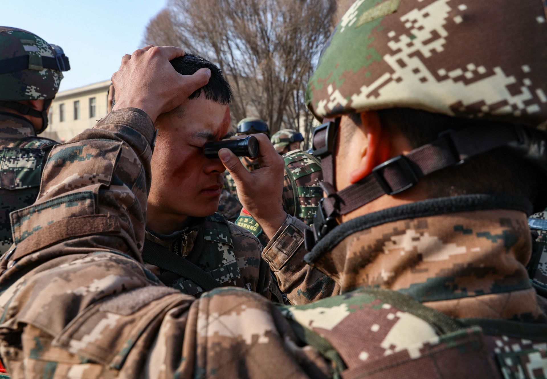 特战队员相互涂抹迷彩油