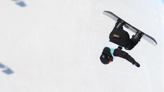 逆袭晋级大跳台决赛 中国小将荣格：明天放开了玩！