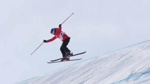 【冬奥进行时】自由式滑雪女子坡面障碍技巧决赛：中国选手谷爱凌摘银