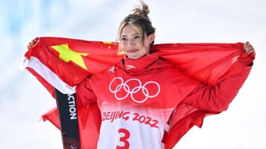 自由式滑雪女子坡面障碍技巧决赛：谷爱凌夺得银牌