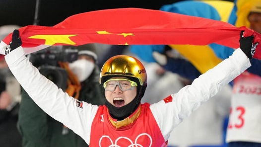 自由式滑雪男子空中技巧决赛：中国选手齐广璞夺冠