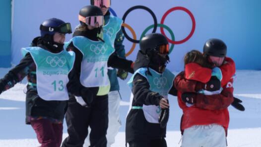 运动员赛后拥抱是为突破极限喝彩