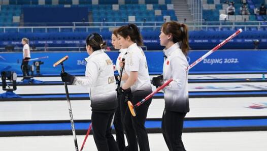 北京冬奥会女子冰壶循环赛：中国队11-9战胜加拿大队