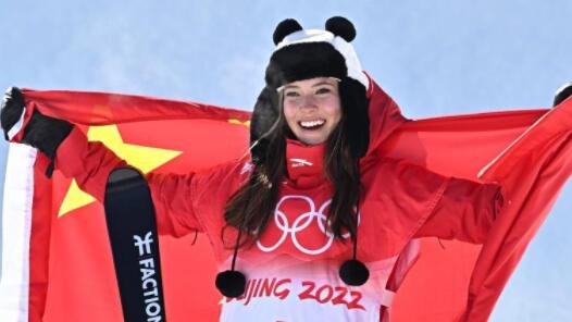 自由式滑雪女子U型场地技巧决赛：谷爱凌夺冠