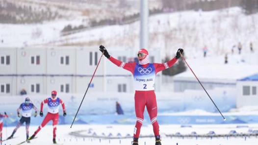 【冬奥进行时】越野滑雪：俄罗斯奥运队选手包揽男子50公里集体出发（自由技术）金银牌