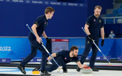 男子冰壶金牌赛 瑞典队5-4战胜英国队