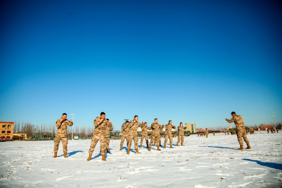 笔者在现场看到,官兵们在冰天雪地里斗寒潮,战冰雪,苦练体能,技能,苦