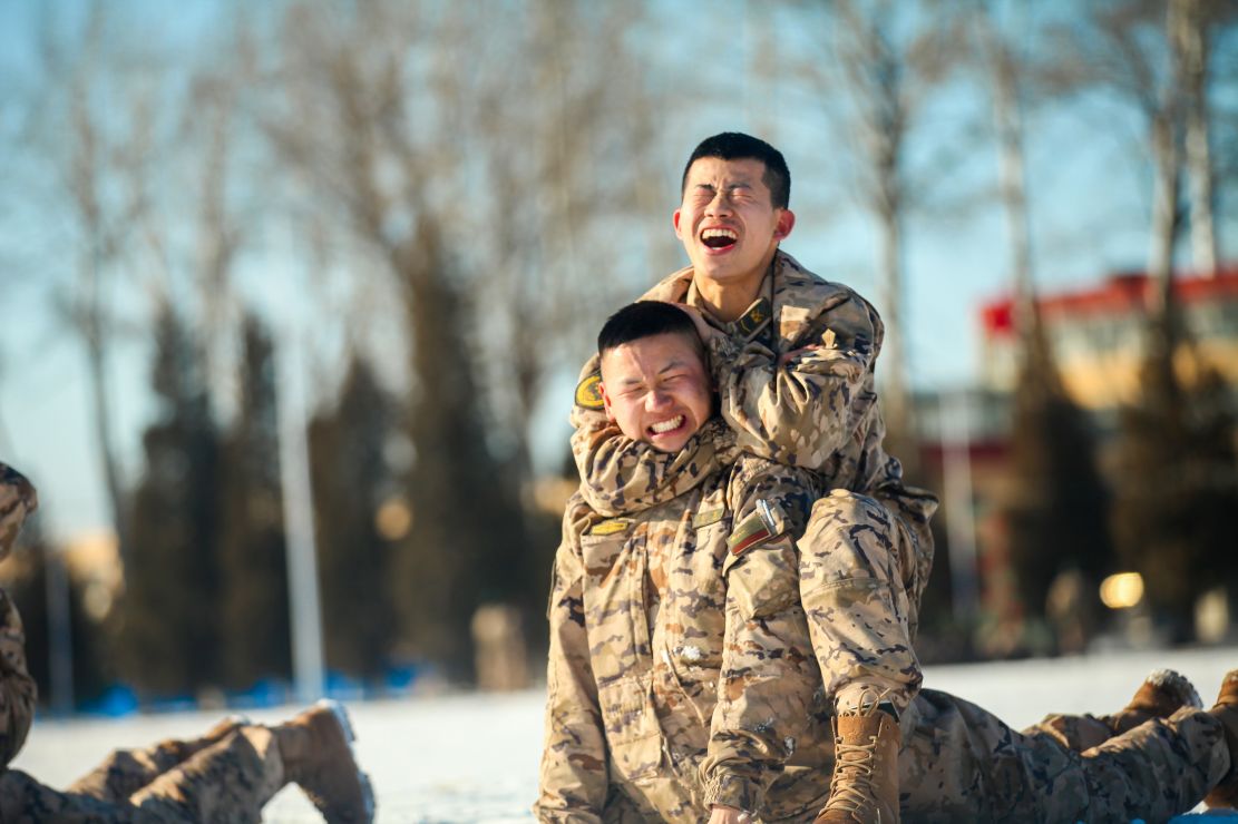 冬训砺兵气势如虹直击武警官兵雪天训练现场
