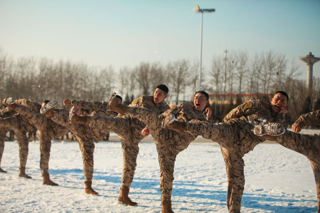 冬训砺兵气势如虹直击武警官兵雪天训练现场