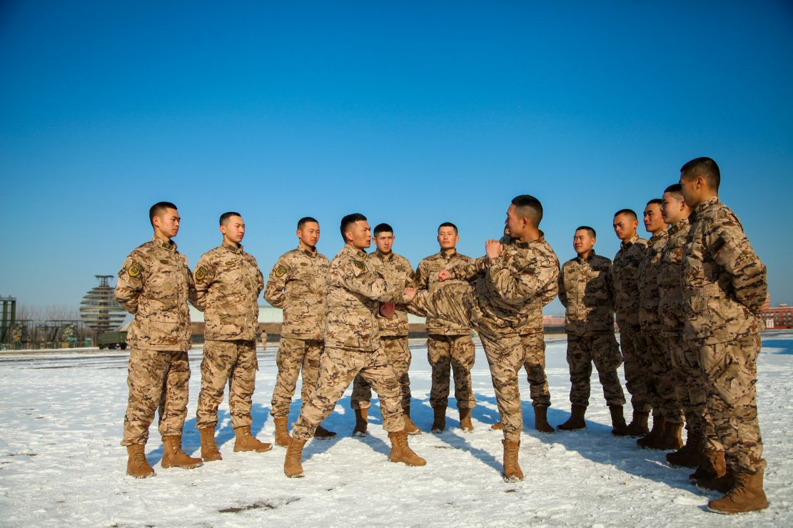 冬训砺兵气势如虹直击武警官兵雪天训练现场