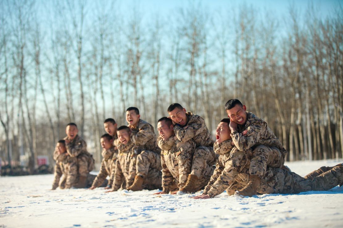 冬训砺兵气势如虹直击武警官兵雪天训练现场
