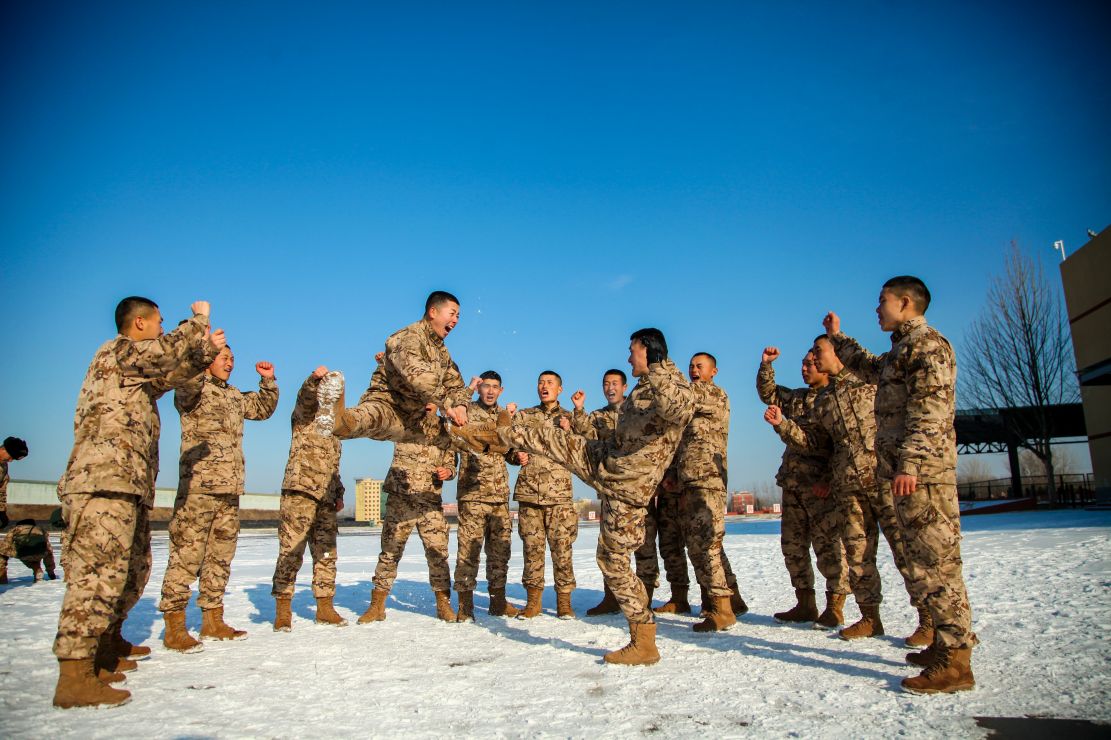 冬训砺兵气势如虹直击武警官兵雪天训练现场
