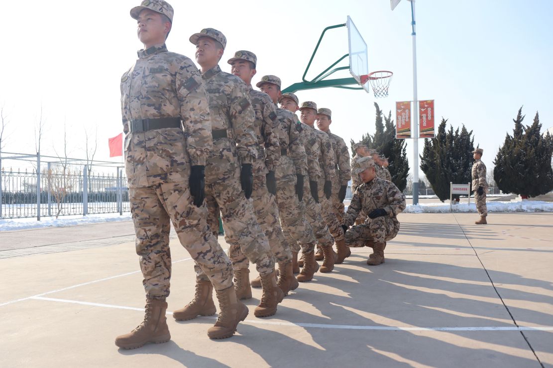 围观兵哥哥队列训练严作风促养成