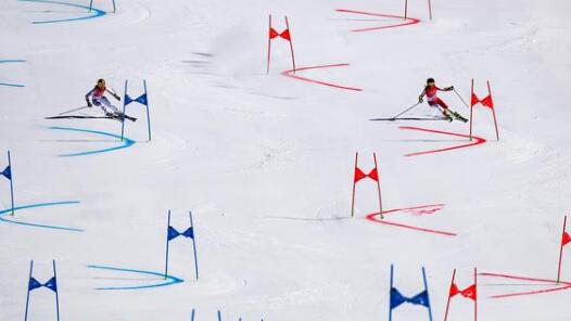 奥地利队获得高山滑雪混合团体金牌