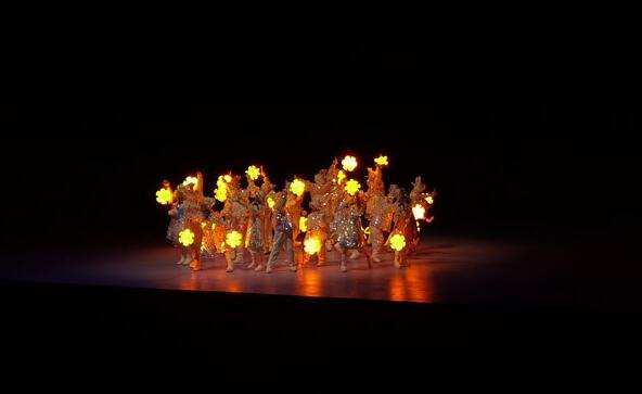 闭幕式开场表演《点亮》