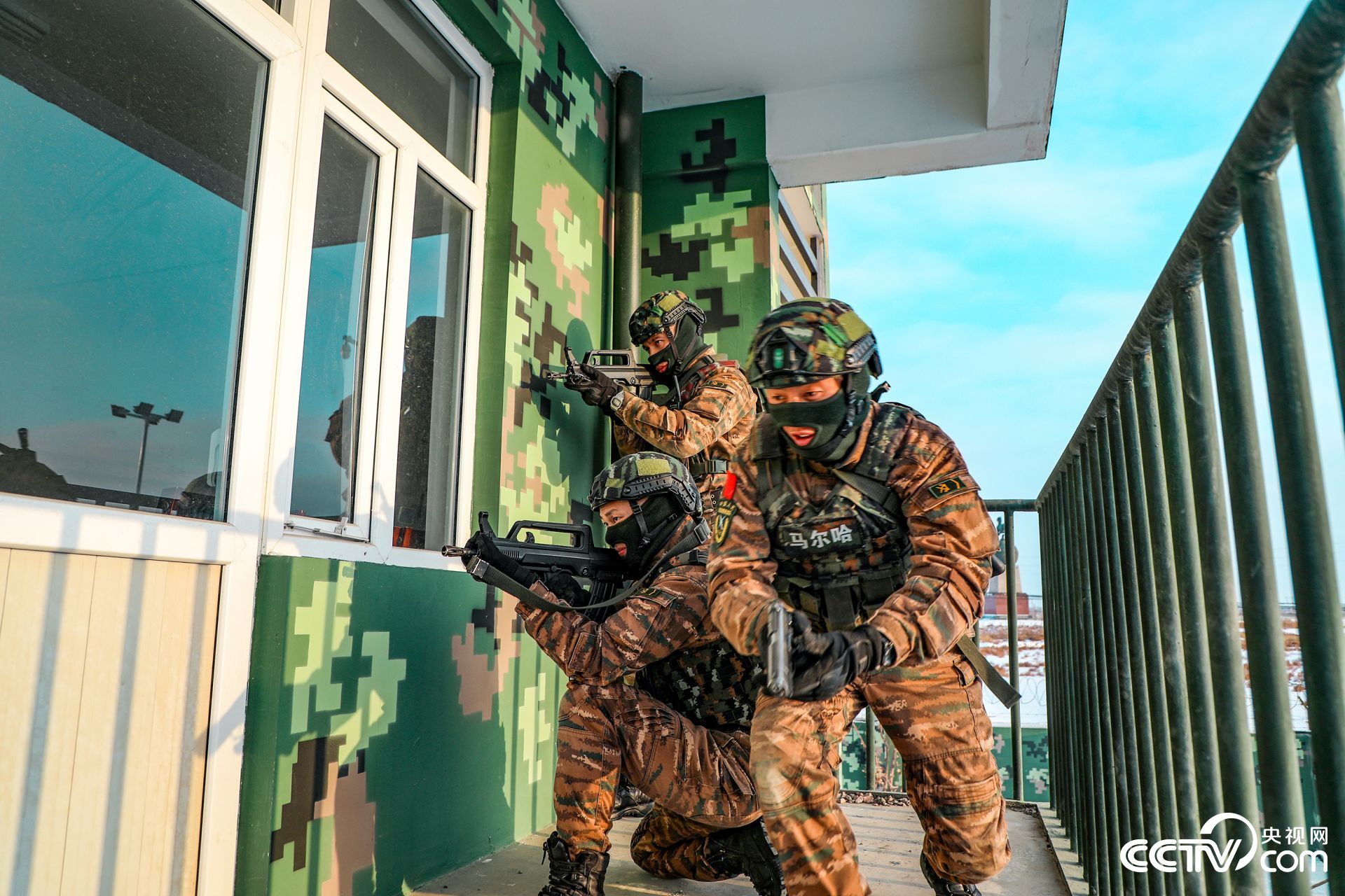 尖兵出击淬火利刃武警特战队员实战化训练掠影