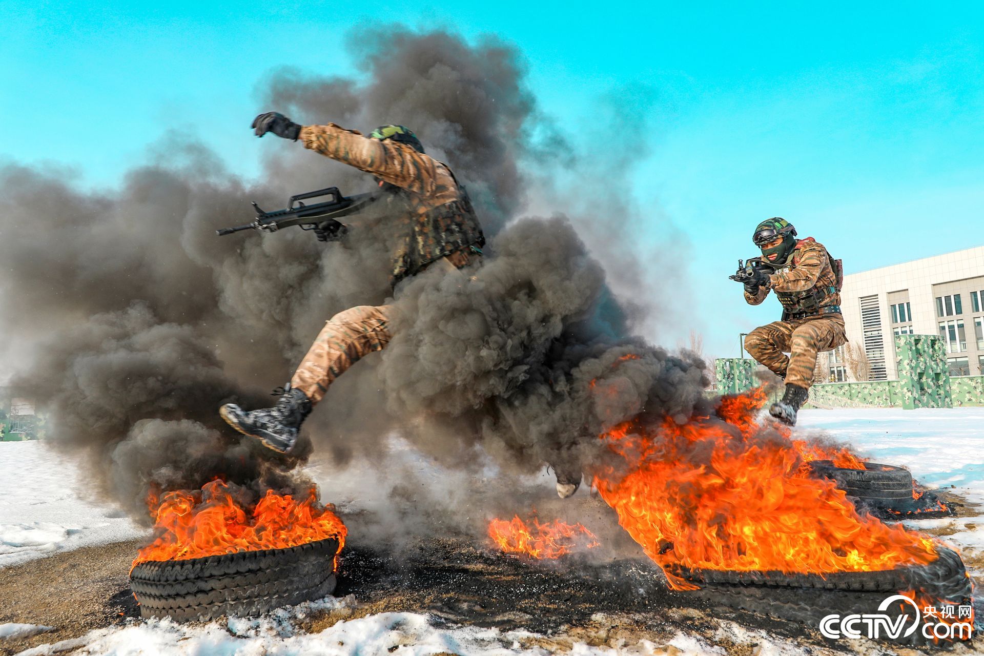 尖兵出击淬火利刃武警特战队员实战化训练掠影