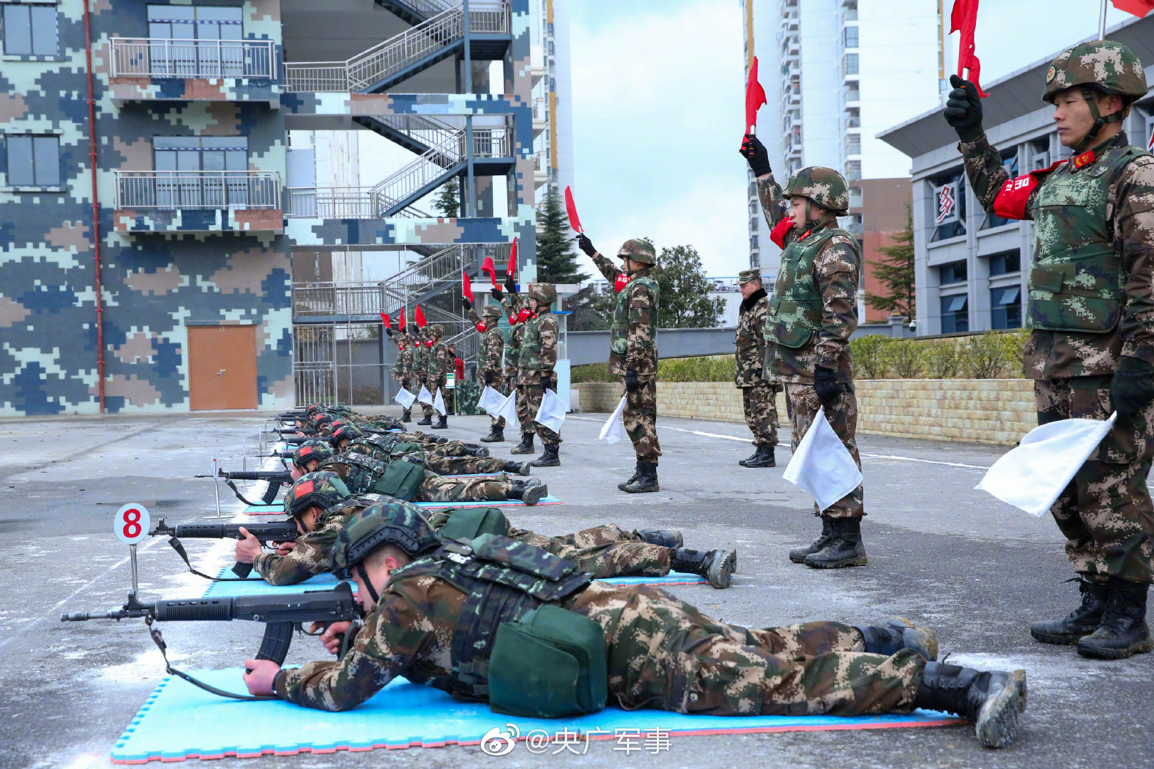 超酷直击武警官兵实弹射击训练现场