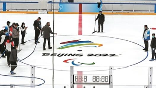 迎冬残奥会 冰面换标识