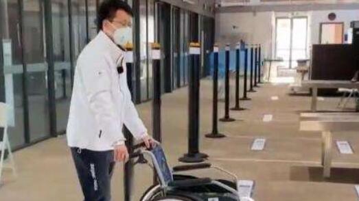 轮椅上体验北京冬残奥村无障碍设施