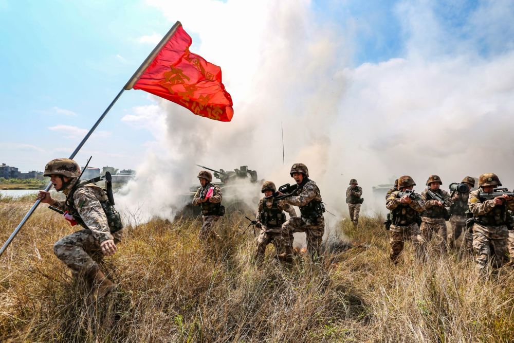 燃强势围观装甲步兵战术演练现场