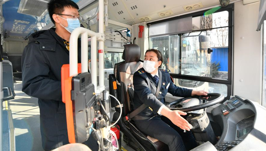 两会故事·民主的样子丨这位全国人大代表，把“公交车厢”变为“民声信箱”