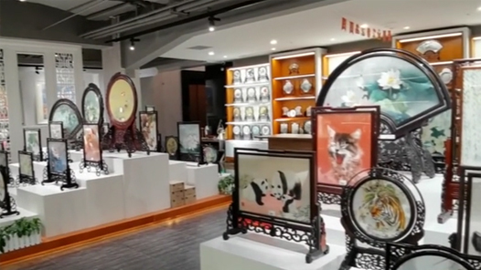 湘绣“代言人”成新湘：让传统艺术“牵手”现代生活“出圈”