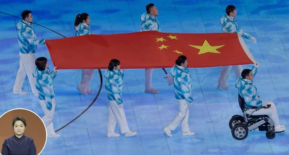 感动！8名残健融合的旗手共同护旗