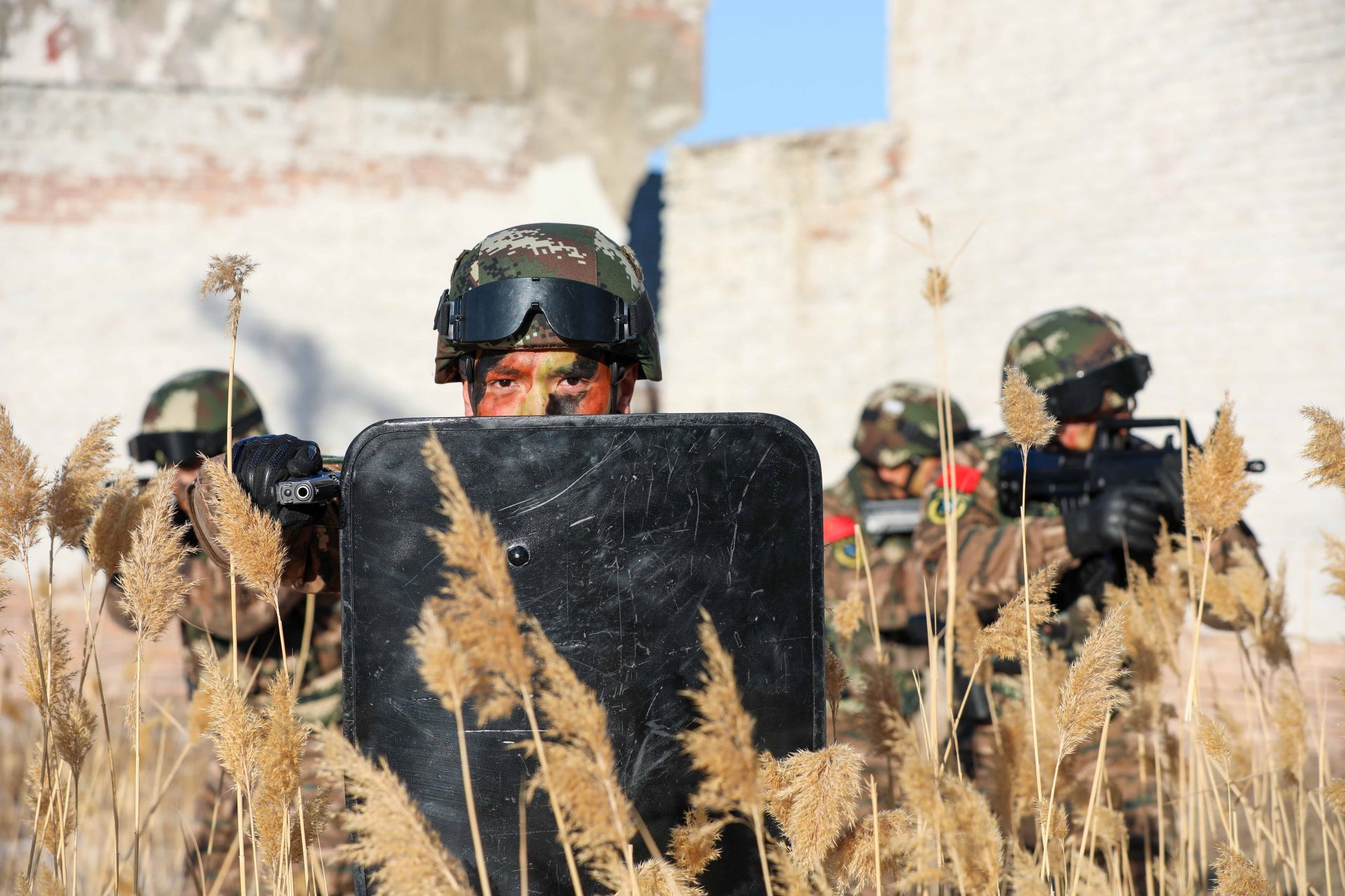 利剑出鞘武警特战队员实战化训练掠影