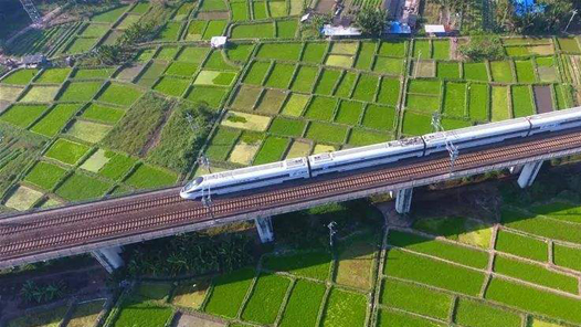 李克强在政府工作报告中指出，今年经济社会发展任务重、挑战多