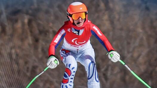 北京冬残奥会首金！斯洛伐克选手夺得高山滑雪女子滑降（视力障碍组）金牌