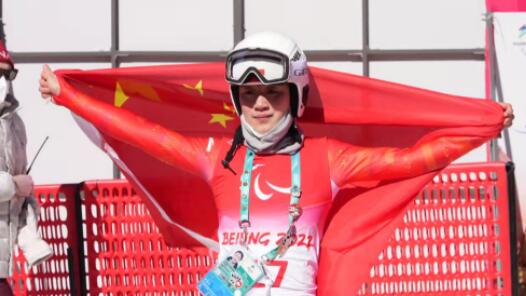 张梦秋夺得高山滑雪女子滑降（站姿组）银牌