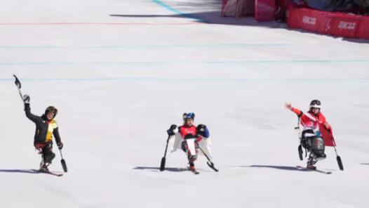 刘思彤夺得高山滑雪女子滑降（坐姿组）铜牌