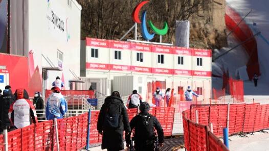 奥地利选手夺得高山滑雪男子滑降（视力障碍组）金牌