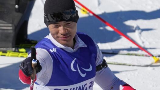 中国代表团首金！刘子旭夺得冬季两项男子6公里（坐姿组）金牌！