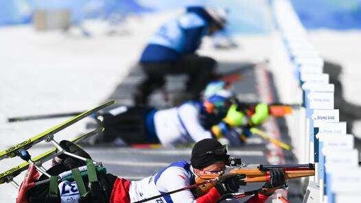 乌克兰选手夺得冬季两项男子6公里（站姿组）金牌