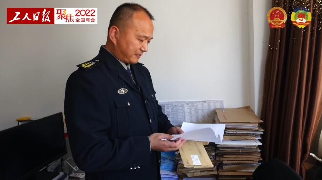 聚焦2022全国两会·基层一线代表委员谈心丨弟弟干了一年保安后，被当队长的大哥“轰走”，这位保安出身的全国人大代表还有这些故事……