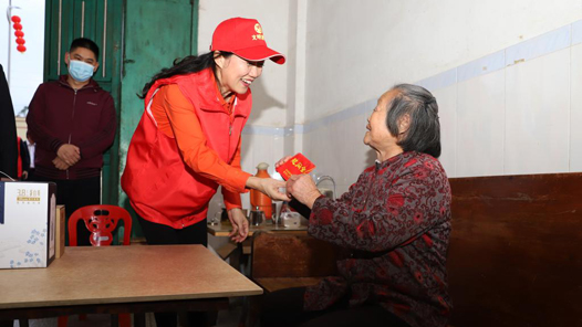 两会故事·民主的样子｜你听说过没？有位全国人大代表一边“捡垃圾”，一边……