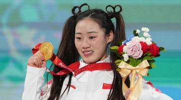 中国选手张梦秋系着“桃心”马尾登上领奖台